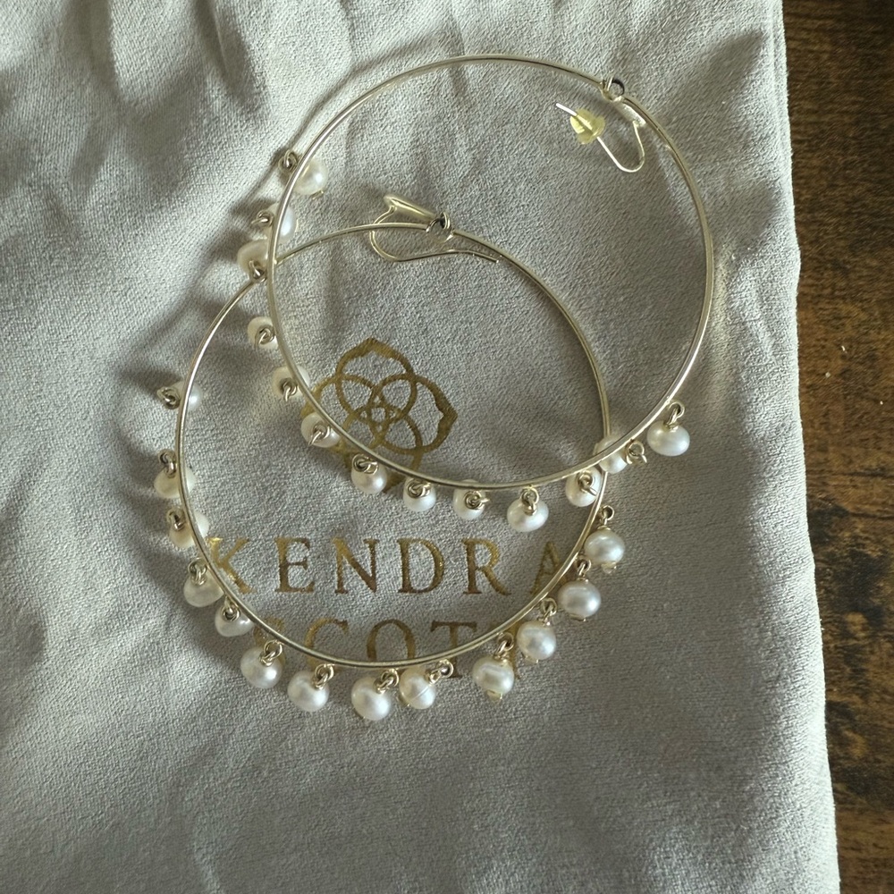 Kendra Scott Hilty Hoop earrings, Gold and natural pearl